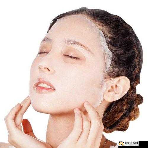 一边摸一边敷面膜：探索肌肤与情感的新境界