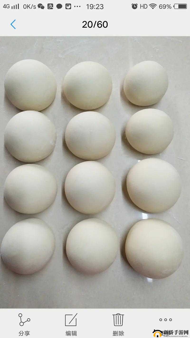 白花花大馒头：诱人的美食或：一对白花花大馒头：诱人的主食