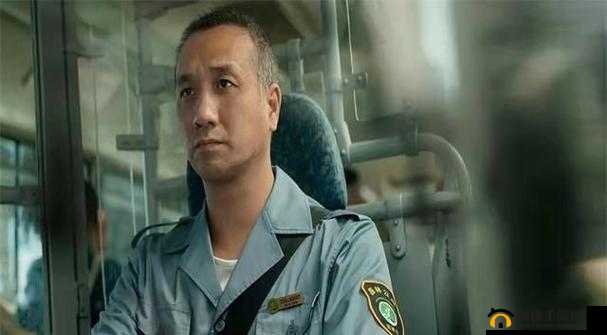 站在公交车里抓着摇曳的手环：别样的出行体验