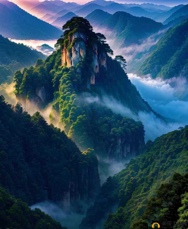 手握两座高耸之山的震撼景象