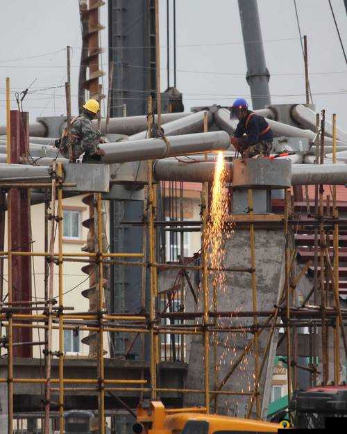 水泄不通金银不通水电工：现场火爆施工忙