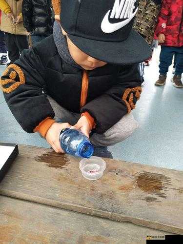 手指划入缝隙挖水的奇妙探索