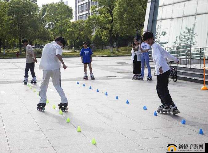 男生女生一起轮滑：趣味相投，释放青春活力