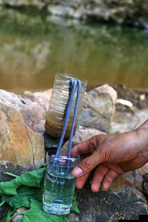 手指划入缝隙挖水：艰难的取水行动