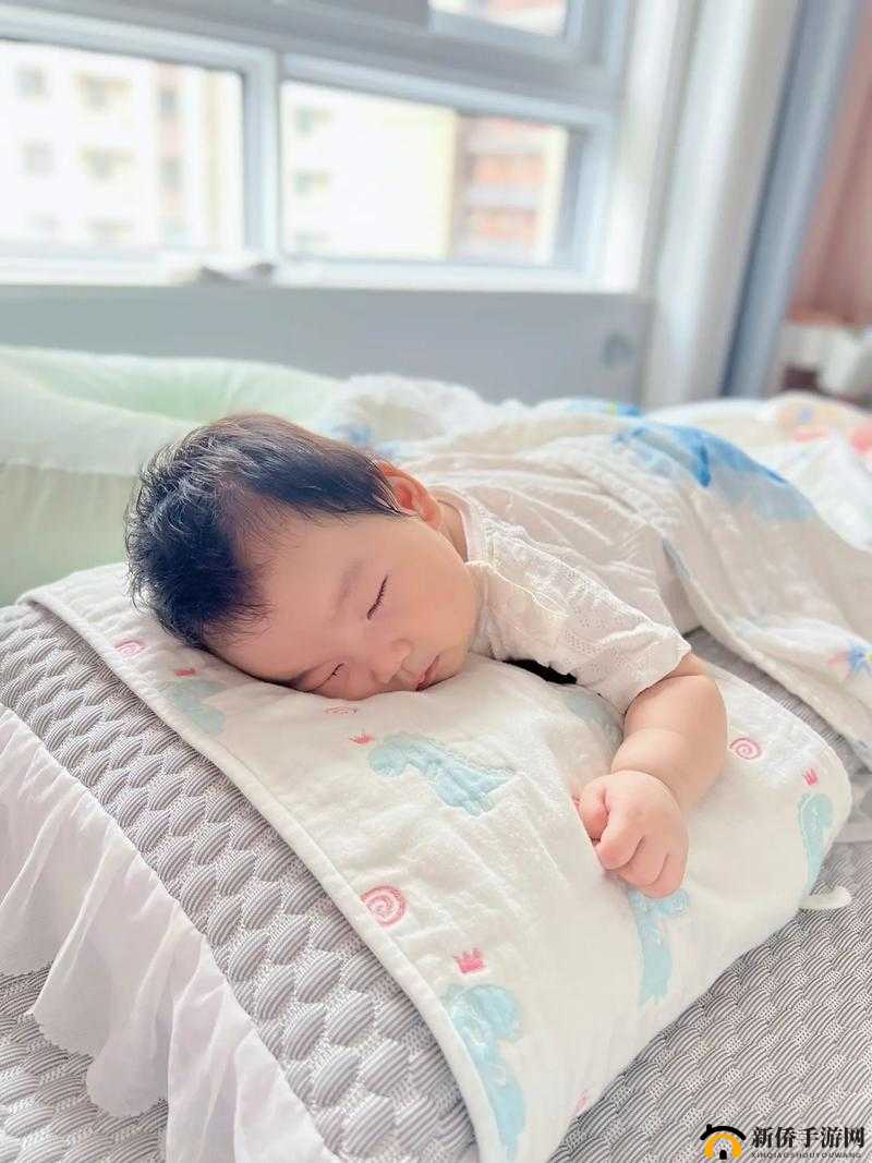 半夜装睡配合孩子趴趴的温馨场景