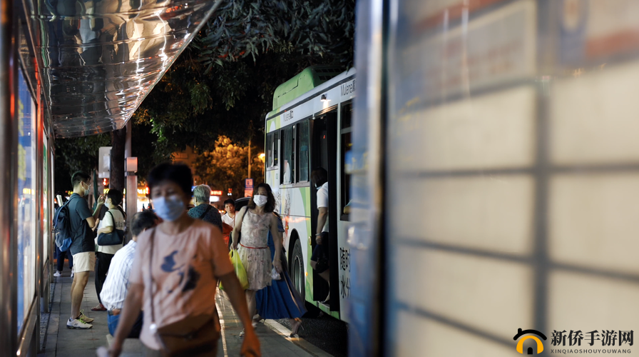 赵丽雅：公交站等车，准备回家