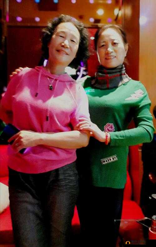 老于和淑荣把船划到河中央：一段奇妙之旅