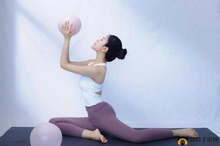 戴着小玩具练瑜伽：独特的身心锻炼方式