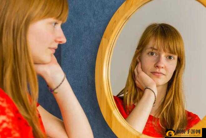 抬头看镜子里结合处隐藏的秘密