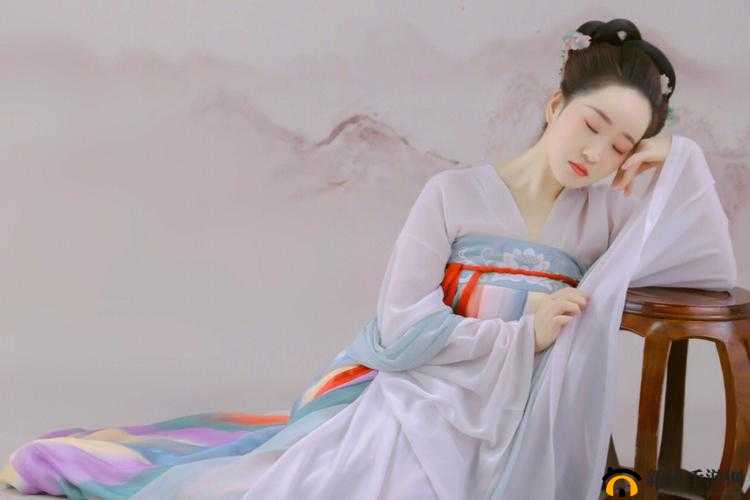 婀娜少女羞岁月，无忧愁云裳映时光