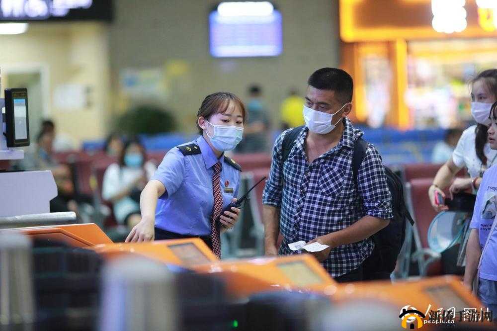 检票员用下面检票按尺寸上车：请注意遵守规则