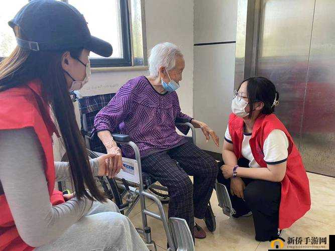 大学生慰问敬老院：关爱老人、传承美德、传递温暖