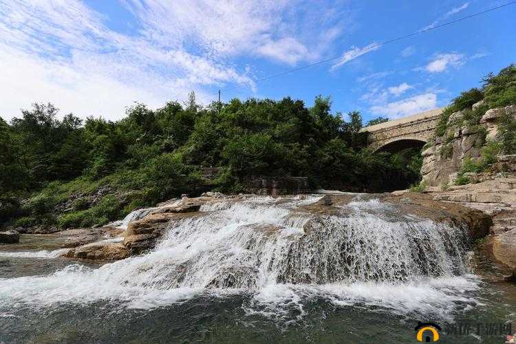 黄龙直捣溪水潺潺，自然奇观引人入胜