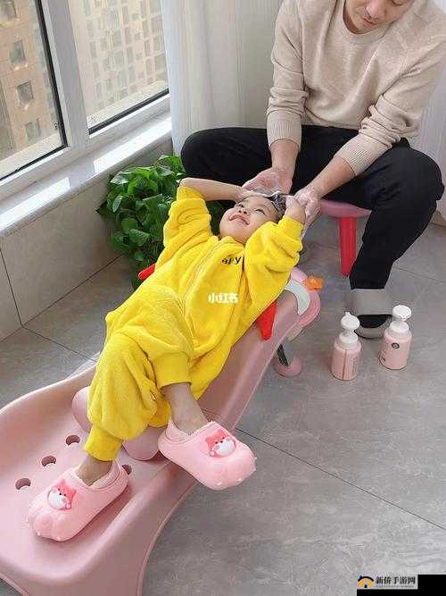 宝宝扶着水池乖乖让爸爸洗头：温馨亲子时刻