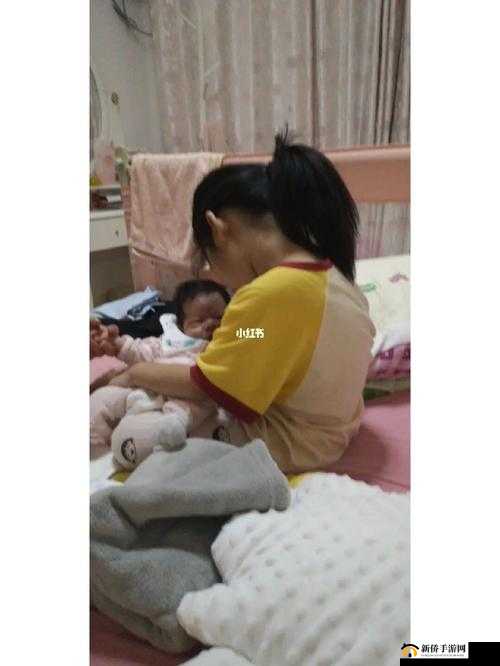 小孩喂姐姐吃困吧：温馨的亲情瞬间