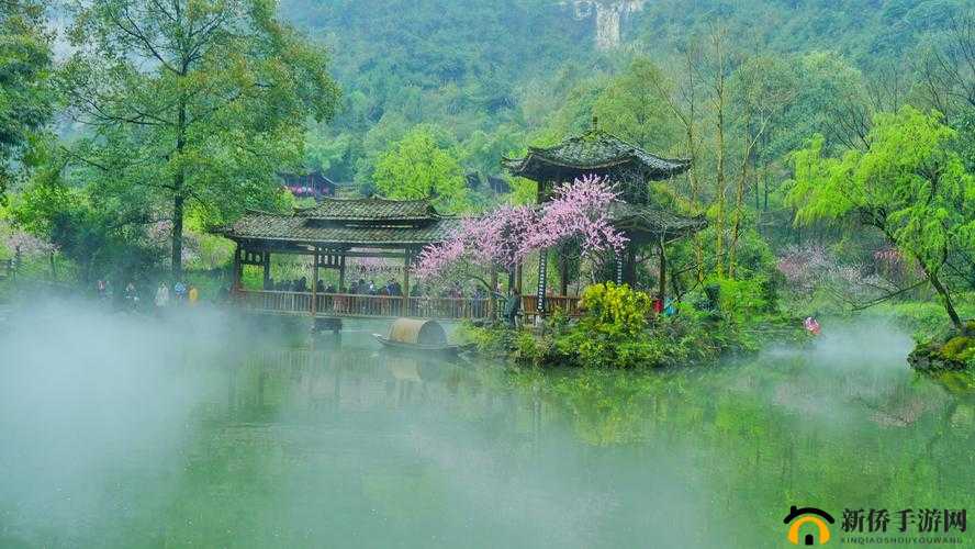 桃花源洞口：芳草萋萋景色美
