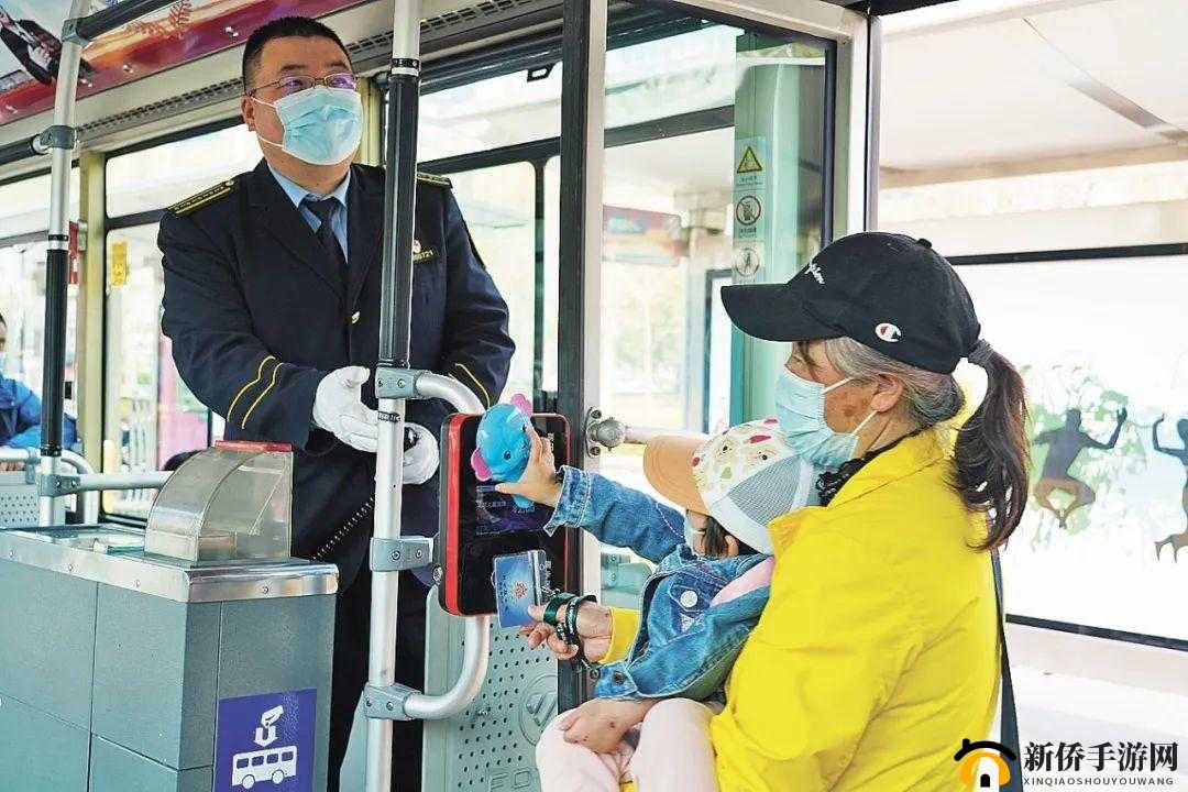 售票员用小学查票 20 路：维护秩序的责任与爱