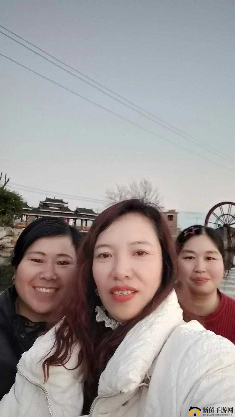 老于和淑荣把船划到河中央：一段奇妙之旅