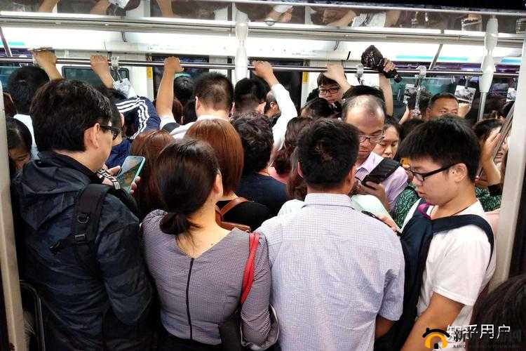 地铁太挤有人顶着怎么防知乎：实用技巧分享