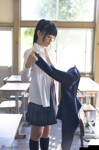 ：美女私密时刻：脱衣瞬间的惊艳写真