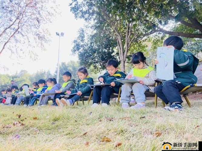 一小孩跟姐姐玩萝卜游戏：充满欢笑与温馨的童趣时光