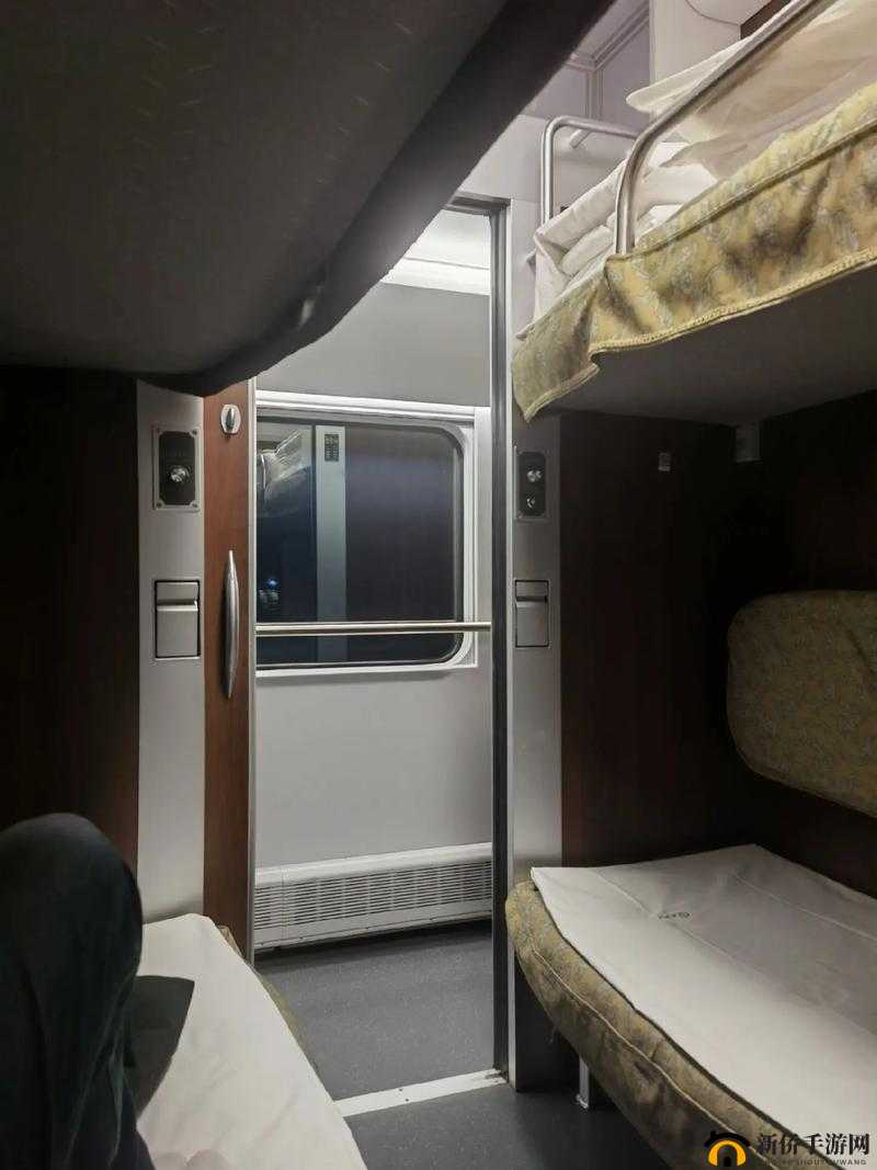 软卧车厢里的故事：一段充满惊喜与感动的旅途见闻