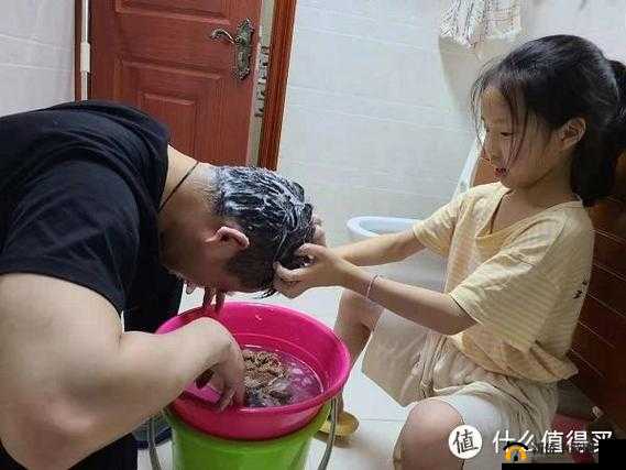 宝宝扶着水池乖乖让爸爸洗头宣称将免费：温馨亲子时刻见证爱与成长