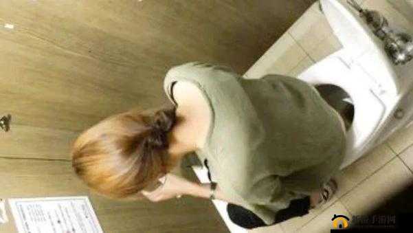 厕拍大神最新经典作品：私密视角下的别样风情