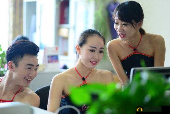 公司老板突发奇想：员工真空上班，这是为何？