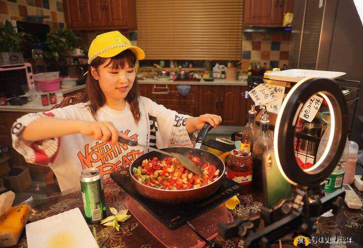 厨房里的春天女主播露脸亲自来现场，现场烹饪美食与观众互动