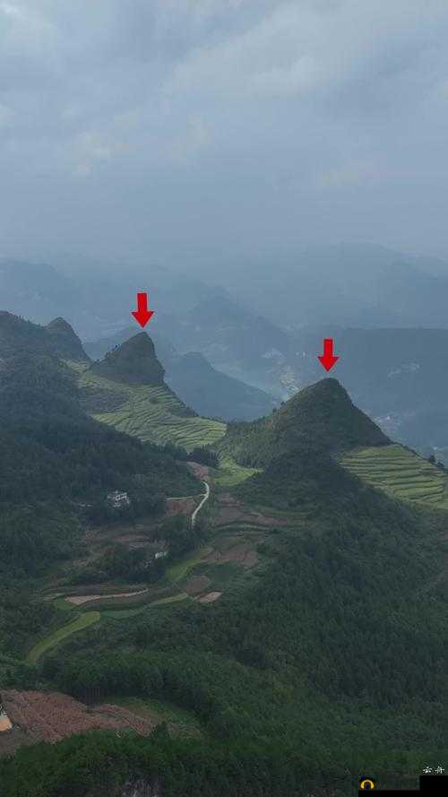 两座柔软大山下的神秘奇幻世界