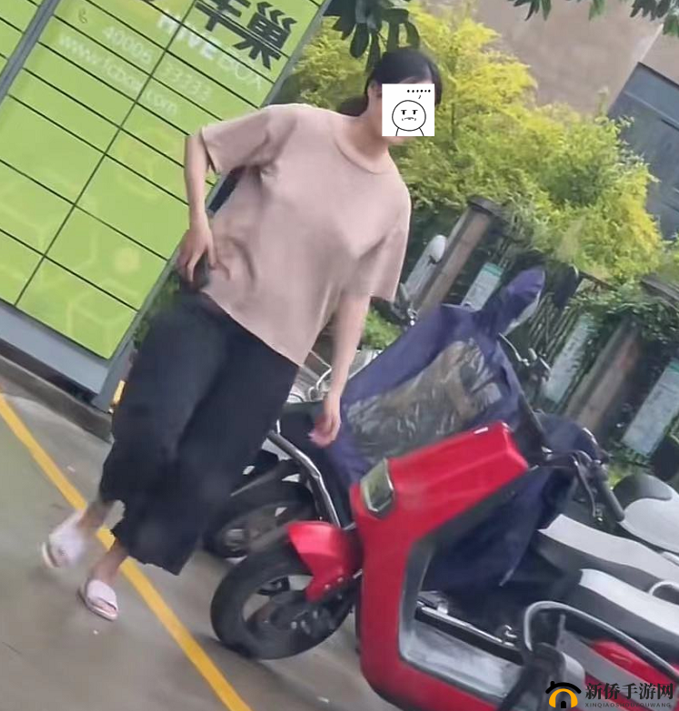 快递风波：真空下楼取件，遭遇意外尴尬
