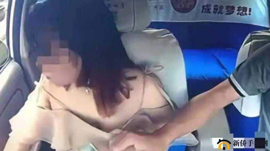 别揉我胸啊嗯上课视频呢：课堂上的私密瞬间