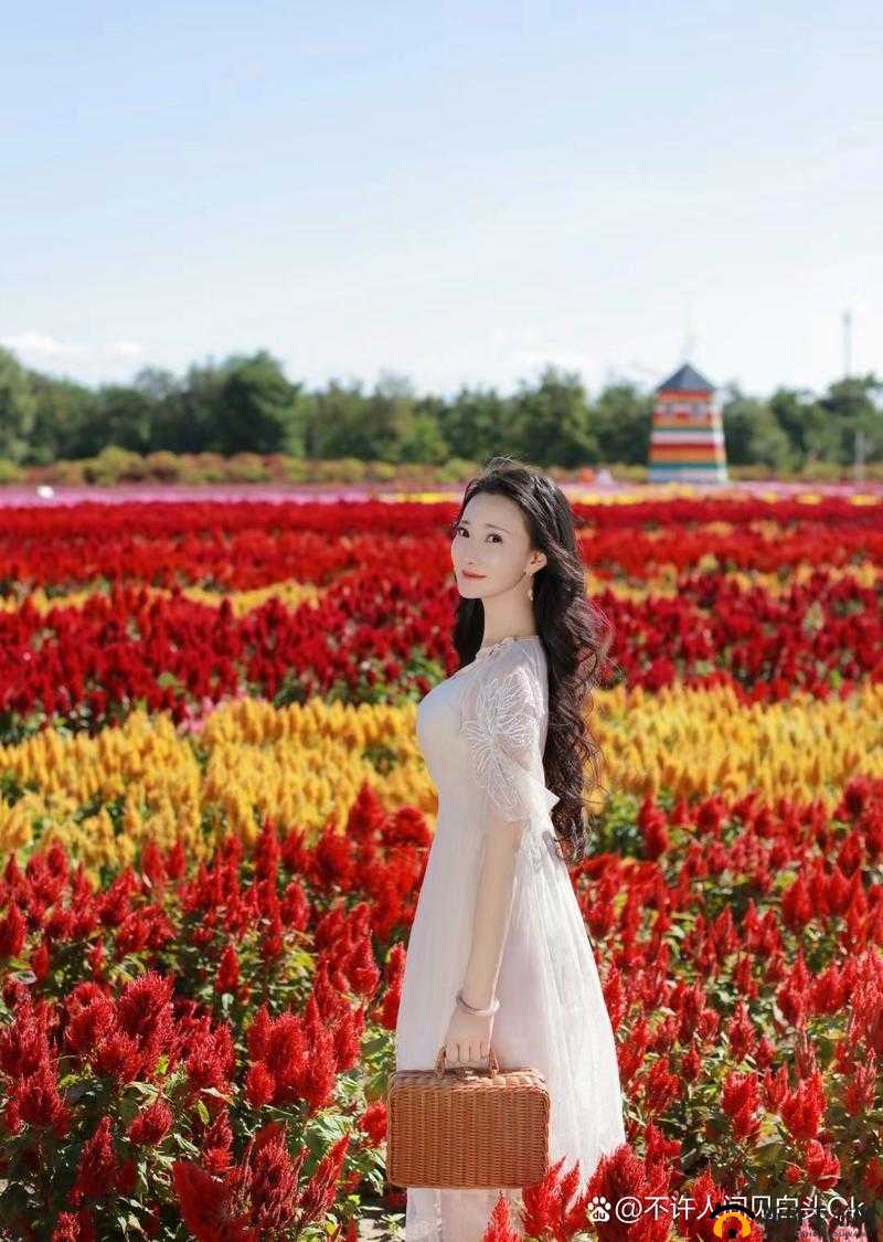 娇小玲珑的她在花海中翩翩起舞如仙子般美丽动人