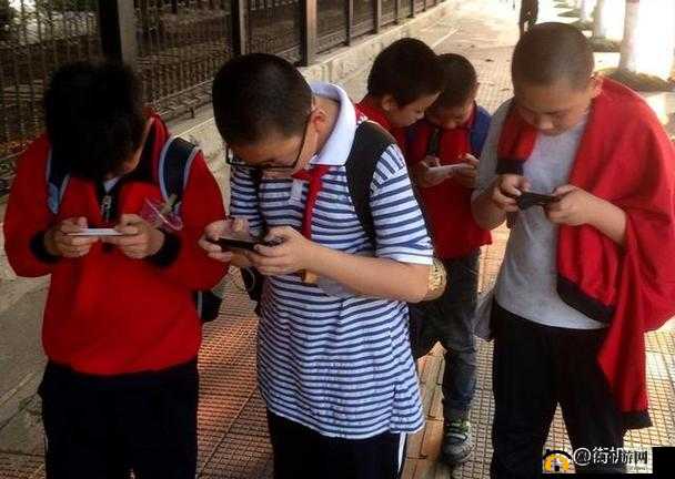 一小孩与姐姐玩萝卜游戏欢乐多趣事不断