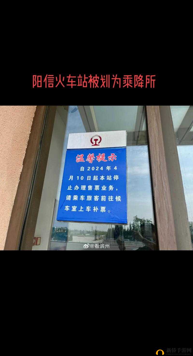 售票员小 Xue 认真细致查票确保乘车秩序