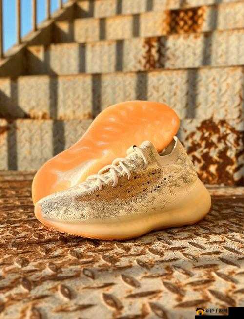 Yeezy380水蜜桃配色解析：这款鞋为何成为潮流圈新宠？深度揭秘其独特设计与穿搭技巧
