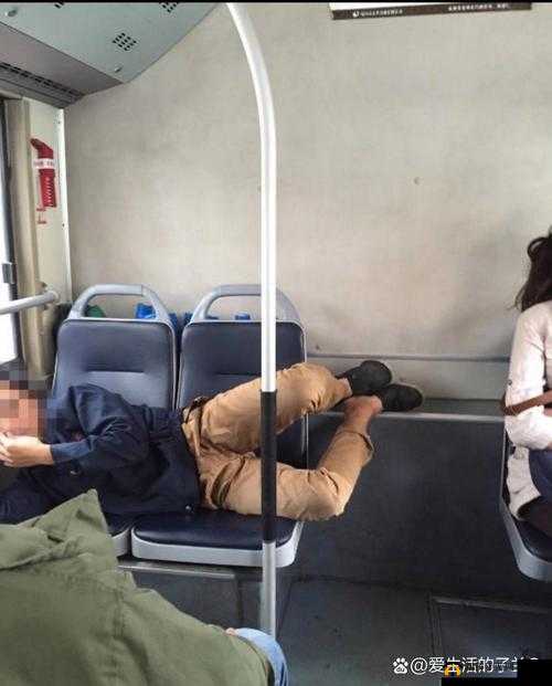 在公交车上，三个男人同时对我进行了不可描述的行为，我爽到极致