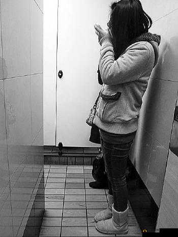 如何评价厕沟全景美女厕沟系列偷拍事件？