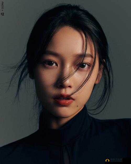 王伦宝写真高清大图：探索其独特魅力与时尚风格的完美结合